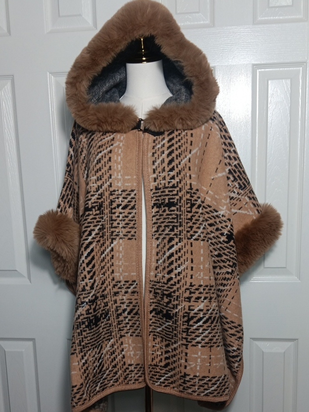 NWT Northern Angel Plaid Faux Fur Trim Hooded Cape Poncho Jacket S/M